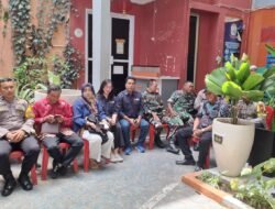 Bhabinkamtibmas Melayu Baru Hadiri Pelantikan dan Bimtek KPPS, Dukung Kelancaran Pilkada Serentak 2024