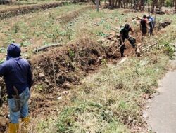 Babinsa Koramil 1409-07/Tompobulu Ajak Warga Bersihkan Drainase dan Rumput di Tepi Jalan