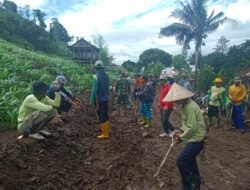 Babinsa Kodim 1409/Gowa Bersama Warga Gotong Royong Bersihkan Jalan Tani
