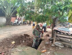 Babinsa Kodim 1409/Gowa Bersama Warga Gotong Royong Bersihkan Drainase
