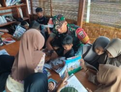 Babinsa Koramil 1409-07/Gowa Ajak Anak Anak diwilayah binaan Gemar Membaca
