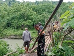 Babinsa Kodim 1409/Gowa dan Warga Masyarakat Bergotong-royong Perbaiki Jembatan