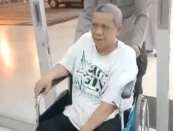 Polri Hadir untuk Masyarakat: Personel Polsek Soekarno-Hatta Bantu Penumpang Kapal yang Sakit