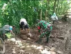Atasi Kesulitan Warga, Babinsa Koramil 1409-07/Tompobulu Bantu Perbaikan Jalan Tani