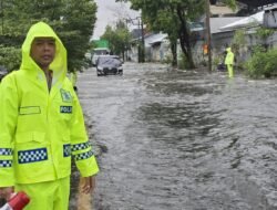 Satlantas Polres Pelabuhan Makassar Gelar Patroli di Tengah Banjir, Sampaikan Himbauan untuk Warga