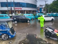 Polsek Wajo Sigap Atasi Kemacetan dan Potensi Kecelakaan di Musim Hujan