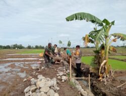 Babinsa Bersinergi dengan Warga Laksanakan Kegiatan Karya Bakti