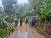 Gerak Cepat, Babinsa Koramil 1409-04/Tinggimoncong Bantu Warga Bersihkan Jalan Akibat Tanah Longsor