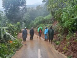 Gerak Cepat, Babinsa Koramil 1409-04/Tinggimoncong Bantu Warga Bersihkan Jalan Akibat Tanah Longsor