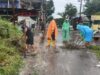 Bersama Warga, Babinsa Kodim 1409/Gowa Kerja Bakti Bersih Rumput Liar Yang Berada di Pinggir Jalan