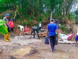 Babinsa Kodim 1409/Gowa Bantu Warga Bangun Jembatan penghubung menuju kebun