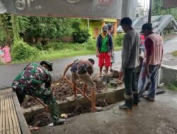 Antisipasi Banjir,Babinsa dan Warga laksanakan Kegiatan Kerja Bakti