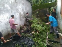 Cegah Banjir, Babinsa Kodim 1409/Gowa Bersama Warga Bersihkan Saluran Air ( Got )