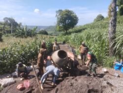 Babinsa Kodim 1409/Gowa Bersama Masyarakat Karya Bakti pengecoran jalan tani