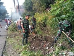 Personel Koramil 1409-07/Tompobulu Laksanakan Karya Bakti Bersihkan Drainase Cegah Banjir