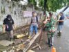 Cegah Banjir Babinsa Kodim 1409/ Gowa Bersama Warga Gotong-royong Bersihkan Drainase