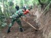 Babinsa Kodim Gowa Bersama warga Gotong Royong Perbaiki Jalan Tani