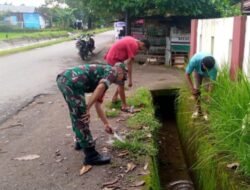 Wujudkan Lingkungan Bersih, Babinsa Koramil Koramil 1409-08/Bontonompo Kerja Bakti Bersama Warga