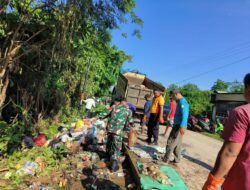 Peduli Dengan Kebersihan Lingkungan, Babinsa Koramil Bontomarannu Ajak Warga Kerja Bakti Bersihkan Sampah