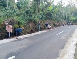 Babinsa Kodim Tompobulu Bersama Warga Kerja Bakti Penggalian saluran air