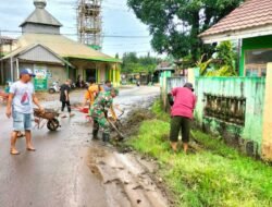 Babinsa Koramil Pallangga Gotong-royong Bersihkan Saluran Air Yang Tersumbat