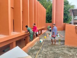 Peduli Tempat Ibadah, Babinsa Koramil Bontonompo Bersama Warga Bersihkan Mesjid Raudatul Ichsan