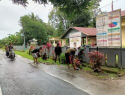 Babinsa Koramil 08 Bontonompo Bersama Warga Laksanakan Karya Bakti Bersihkan Jalan Lingkungan