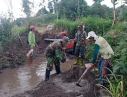 Babinsa Koramil 1409-07/Tompobulu Gotong Royong Pengecoran Tempat Pipa Saluran air Persawahan