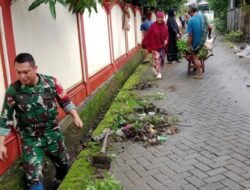 Babinsa Koramil 08 Bontonompo Bersama Warga Gotong Royong Bersihkan Lingkungan