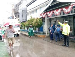 Demi Keselamatan Pelajar, Satlantas Polres Pelabuhan Makassar Beraksi di Guyur Hujan