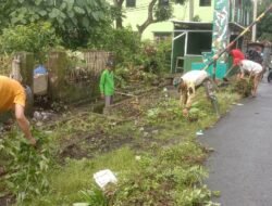 Cegah Banjir, Babinsa Koramil 01 Somba Opu bersama warga Gelar Karya Bakti Bersihkan Saluran Air