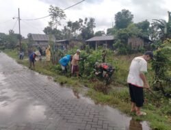 Pedulian Terhadap Lingkungan, Babinsa Koramil 08 Bontonompo Gelar Karya Bakti Bersihkan Saluran Air