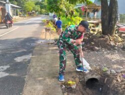 Babinsa Koramil 08/Bontonompo Bersama Warga Karya Bakti Bersihkan Ruas Jalan dan Saluran Air