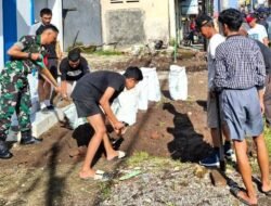 Babinsa Koramil 01 Somba Opu Bersama Warga Bersihkan Drainase dan Rumput di Tepi Jalan