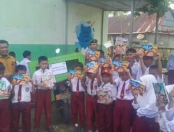 Sukseskan Perpustakaan Keliling, Babinsa Koramil 08 Bontonompo Mengunjungi SDN Bontonompo