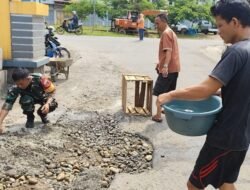 Babinsa Koramil 1409-05 Pallangga Bersawa Warga Perbaiki Jalan Berlubang Secara Swadaya