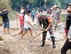 Babinsa Koramil 02 Parangloe Bersama Warga Karya Bakti Pengecoran Jalan