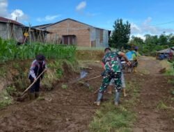 Babinsa Kodim 1409/Gowa Karya Bakti Bersihkan Jalan Tani