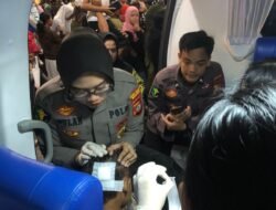 Gegara Asyik Nonton Festival Cap Go Meh, Bocah Tercebur ke Got, Tim Medis Polres Pelabuhan Makassar Sigap Bertindak!