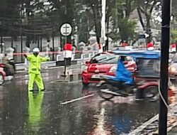 Dedikasi Tanpa Batas : Polantas Polres Takalar Tetap Bertugas di Tengah Hujan Demi Kelancaran Aktivitas Warga