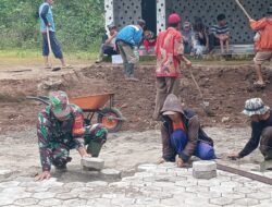 Babinsa Koramil 1409-07/Tompobulu Bantu Warga Pasang Paving Block di Halaman Masjid