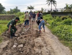 Babinsa Koramil 1409-08/Bontonompo Bersama Warga Perbaiki Jalan Usaha Tani