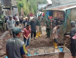 Babinsa Koramil 1409-04/Tinggimoncong bersama Masyarakat Karya bakti Perbaikan Jalan dan Pemasangan Gorong- Gorong saluran air