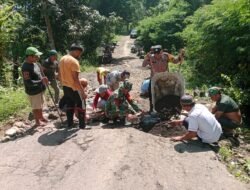 Upaya Menjaga Fasilitas Umum, Babinsa Koramil 1409-07 Tompobulu Bersama Warga Perbaiki Jalan