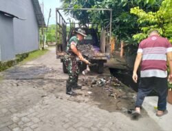 Babinsa Kel. Tombolo Koramil 1409/Gowa Serka Tasri Bersama warga Karya Bakti Pembersihan Saluran Air