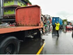 Pelayanan Prima di Tengah Hujan, Satlantas Polres Pelabuhan Makassar Urai Kemacetan