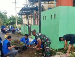 Babinsa Koramil 08/Bontonompo Gelar Karya Bakti Pembersihan Saluran Air Bersama Mahasiswa KKN UNISMUH Makassar