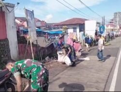 Babinsa Kelurahan Malino bersama Warga Lakukan Kerja Bakti di Pasar Malino