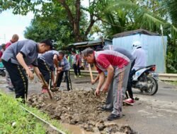 Kasat Binmas Polres Takalar Turun Langsung Perbaiki Jalan Berlubang di Jembatan Tala
