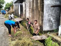 Babinsa Koramil 1409-06/Bajeng Melaksanakan Kerja Bakti Bersama Warga Desa